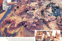 Imagineers bei der Arbeit an einem Modell von Big Thunder Mountain für Walt Disney World und Disneyland