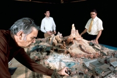 Claude Coats, Tony Baxter und David Schweninger bei der Arbeit an einem Modell von Big Thunder Mountain