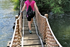 Dörthe überquert eine wacklige Brücke