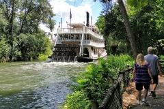 Raddampfer Liberty Bell schippert über den Fluss