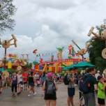 Toy Story Land Demo über den Köpfen