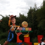 Eingang Toy Story Land mit Cowboy Woody