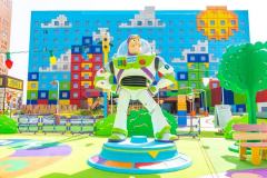 toy-story-hotel-vorplatz-buzz-lightyear