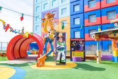 toy-story-hotel-vorplatz-woody