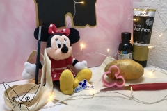 Minnie Mouse mit Bastelmaterialien