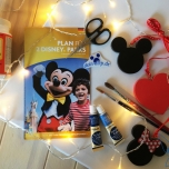 Bastelmaterialen für eine Disney Valentinstagskarte