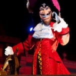 Captain Hook grüßt mit seinem Haken