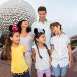 Eine Familie vor dem Spaceship Earth