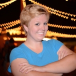 Blonde Frau mit blauem T-Shirt