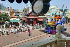 Aussicht auf die Dream and Shine Brighter Parade auf der Main Street U.S.A.