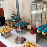 Büffet mit Cup Cakes und Fruchtspießen