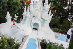 Disney Schloss aus Schnee auf dem Minigolfplatz