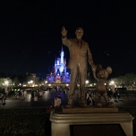 Partners Statue vor dem Cinderella Schloss