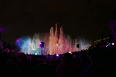 Verschiedene Farben an den Wasserfontänen bei der Abendshow