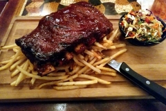 Koreanische Ribs auf pommes Frites