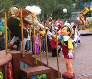 Gepetto und Pinocchio bei einer Parade