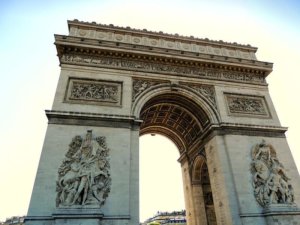 Der Arc de Triomph (Triumphbogen) am Ende der Champs-Elysees