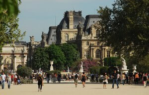 Ein Blick auf den Louvre von den Jardin des Tuilieries aus