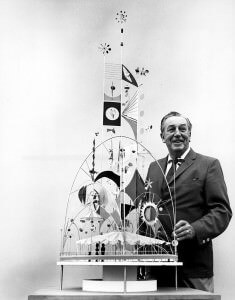 Walt Disney mit einem zu Small World gehörenden Modell, dass für die Weltausstellung angefertigt wurde © Disney