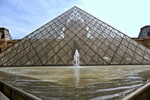 Die Pyramide im Hof des Louvre