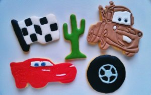 Lightning McQueen, Mater, eine Zielflagge, ein Kaktus und ein Reifen als Cooki