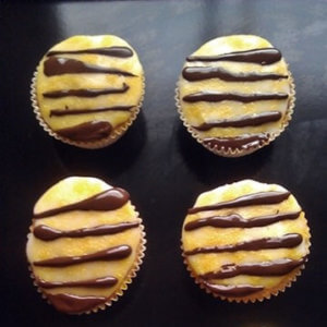 Streifen von Bienen auf den Muffins