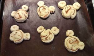 Zimtschnecken vor dem Backen auf einem Blech