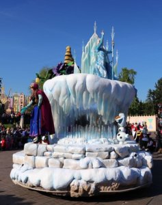 Frozen-Paradewagen bei der Parade im Disneyland