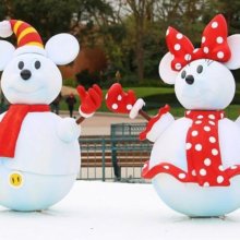 Zwei Schneemannfiguren in Form von Mickey und Minnie