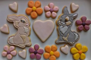 Klopfer, Miss Bunny, Blumen und Herzen als Cookies