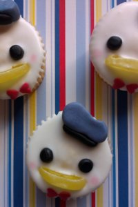 Fertige Donald Duck Tsum Tsum Cupcakes