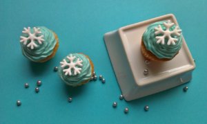 Drei Elsa Cupcakes mit Frosting in Türkis und Eiskristallen