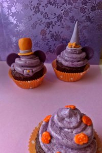 Die fertigen Minnie & Mickey Halloween Cupcakes mit den Mäusen mit grünen und violetten Hüten