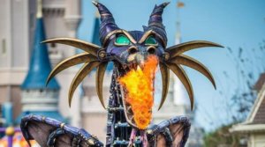 Neue Parade im Disneyland Paris 2017: Kopf des Drachen Malefiz