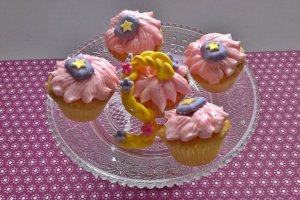 Fertige Rapunzel Cupcakes in einer Schale