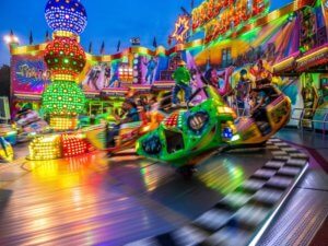 Breakdancer und andere Fahrgeschäfte auf dem Rummelplatz