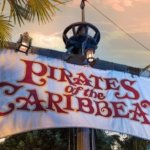 Flagge des Schiffs mit Aufschrift Pirates of the Caribbean