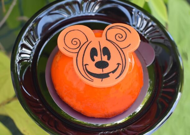 Oranger Kuchen mit Mickey Mouse-Kopf