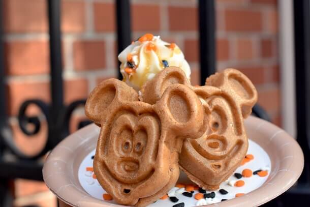 Mickey Mouse-Waffeln mit Eis und Sahne