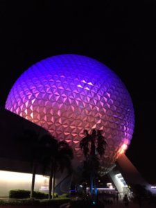 Spaceship Earth, seitliche Ansicht bei Nacht