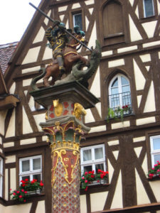 Spitze des St. Georgs Brunnen in Rothenburg ob der Tauber