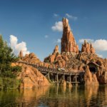 Achterbahn Big Thunder Mountain vom Wasser aus betrachtet