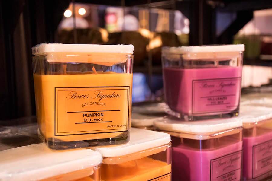 Zwei Kerzen im Glas bei Bowes Signature Soy Candles