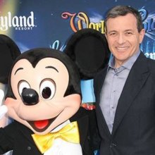 Bob Iger mit Mickey Mouse