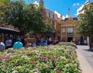 Die Spitze des Eiffelturms im französischen Pavillon von Epcot