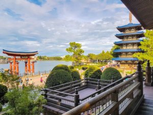 Im linken Bildbereich des Bildes vom japanischen Pavillon in Epcot ist das Torii Tor zu sehen