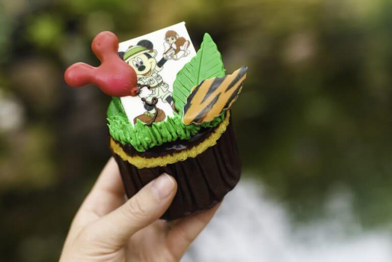 Safari Cupcake mit rotem Mickey Ballon