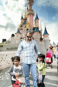 Prinz al-Walid ibn Talal Al Saud mit seinen Enkelkindern im Disneyland Paris