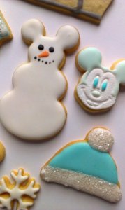 Schneemann mit Mickey-Ohren und Mickey als weihnachtliche Kekse