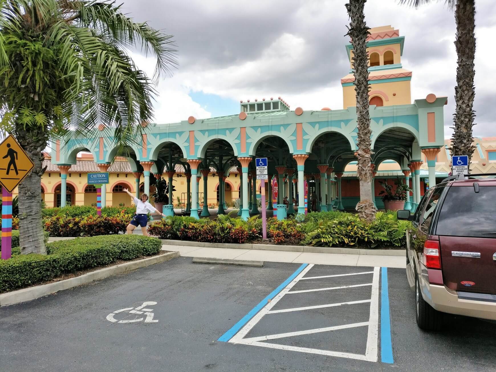 Parkplatz vor Hauptgebäude des Coronado Springs Resort 